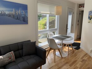 1 개의 침실, 각각 다른 스타일의 인테리어, 각각 다르게 가구 비치, 책상