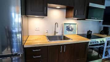 Departamento superior | Cocina privada | Refrigerador con congelador, microondas, horno y parrilla de estufa