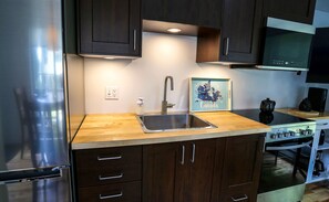 Refrigerador con freezer, microondas, horno, placa de cocina