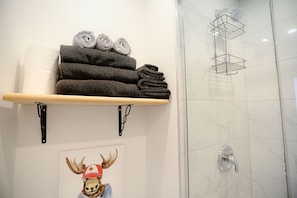 Superior-Apartment | Badezimmer | HandtĂŒcher