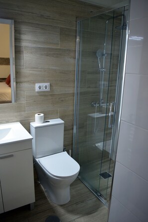 Shower, towels, soap, toilet paper - Cozy Studio st Level in the Very Center of Madrid (Madrid)