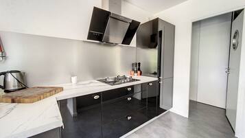 Een koelkast, een microgolfoven, een oven, een kookplaat