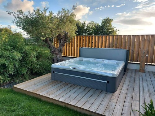 Family home with jacuzzi next to the Gulf of Morbihan