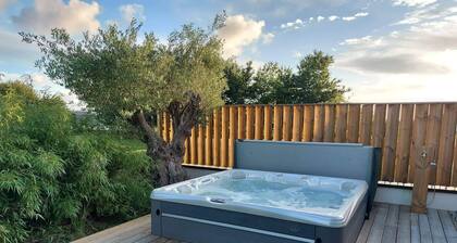 Family home with jacuzzi next to the Gulf of Morbihan