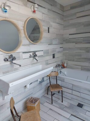 Bathtub, towels, toilet paper