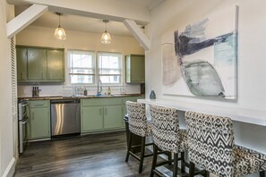 Microwave, dishwasher, coffee/tea maker, cookware/dishes/utensils - Hampton River Retreat Deluxe Spacious Waterfront Home Near Downtown (Hampton)