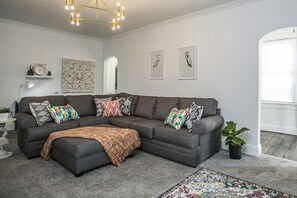 TV - Hampton River Retreat Deluxe Spacious Waterfront Home Near Downtown (Hampton)