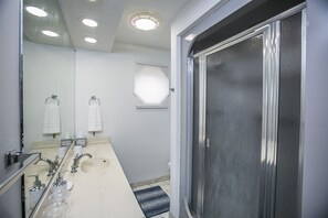 Combined shower/bathtub, hair dryer, towels - Hampton River Retreat Deluxe Spacious Waterfront Home Near Downtown (Hampton)