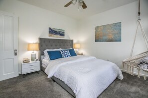 3 bedrooms, desk, iron/ironing board, WiFi - Hampton River Retreat Deluxe Spacious Waterfront Home Near Downtown (Hampton)