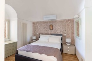 4 bedrooms, iron/ironing board, travel crib, free WiFi