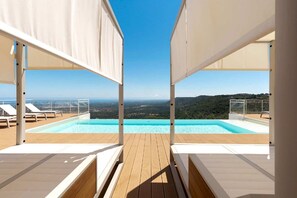 Utendørsbasseng og et oppvarmet basseng