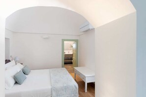 4 makuuhuonetta, silitysrauta/-lauta, vauvan matkasänky, ilmainen Wi-Fi
