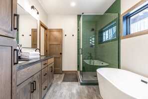 Duschwanne, Handtücher, Seife, Toilettenpapier