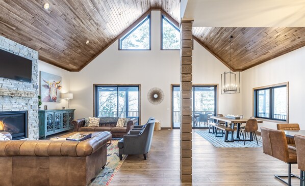 TV connectée, cheminée, jeux vidéo, baby-foot