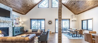 Sandalwood Retreat on Round Lake - Waterfront property with screened porch ￼