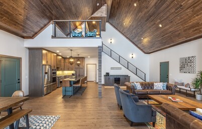 Sandalwood Retreat on Round Lake - Waterfront property with screened porch ￼