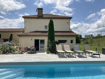 piscine 10Ă5 et terrasse de 85 m2