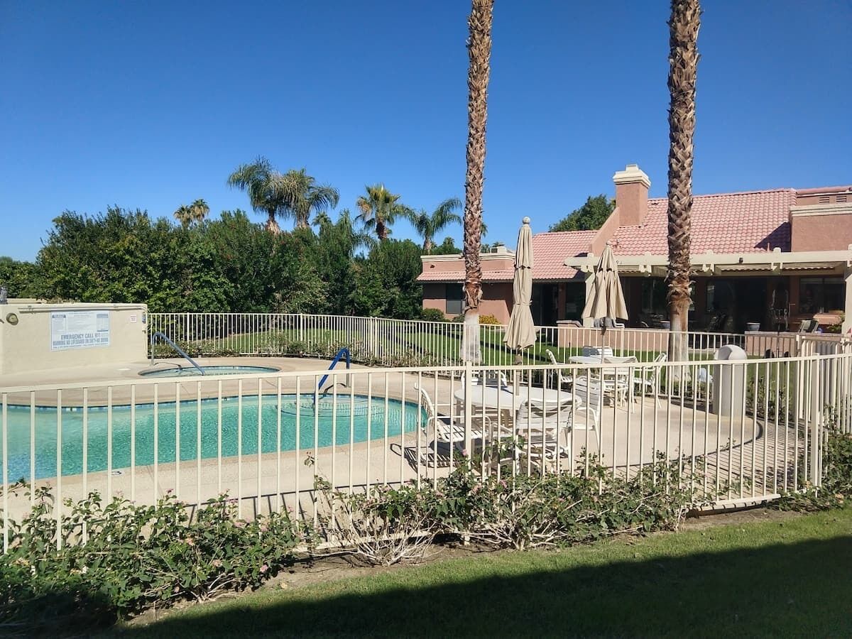 Una piscina al aire libre, una piscina climatizada