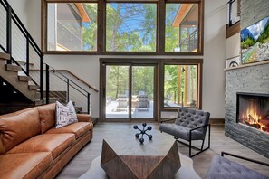 Smart TV, fireplace