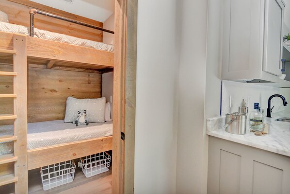 5 Schlafzimmer, Bügeleisen/Bügelbrett, kostenloses WLAN, Bettwäsche