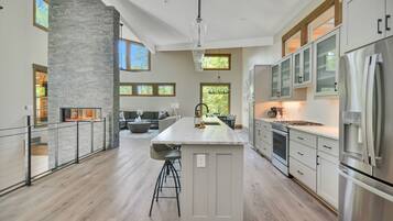 Geladeira, micro-ondas, fogão, cooktop