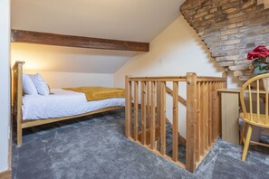 6 bedrooms, travel crib, free WiFi, bed sheets - Ennerdale,  ideal for groups & large families, 
In Lake District National Park (Cleator)
