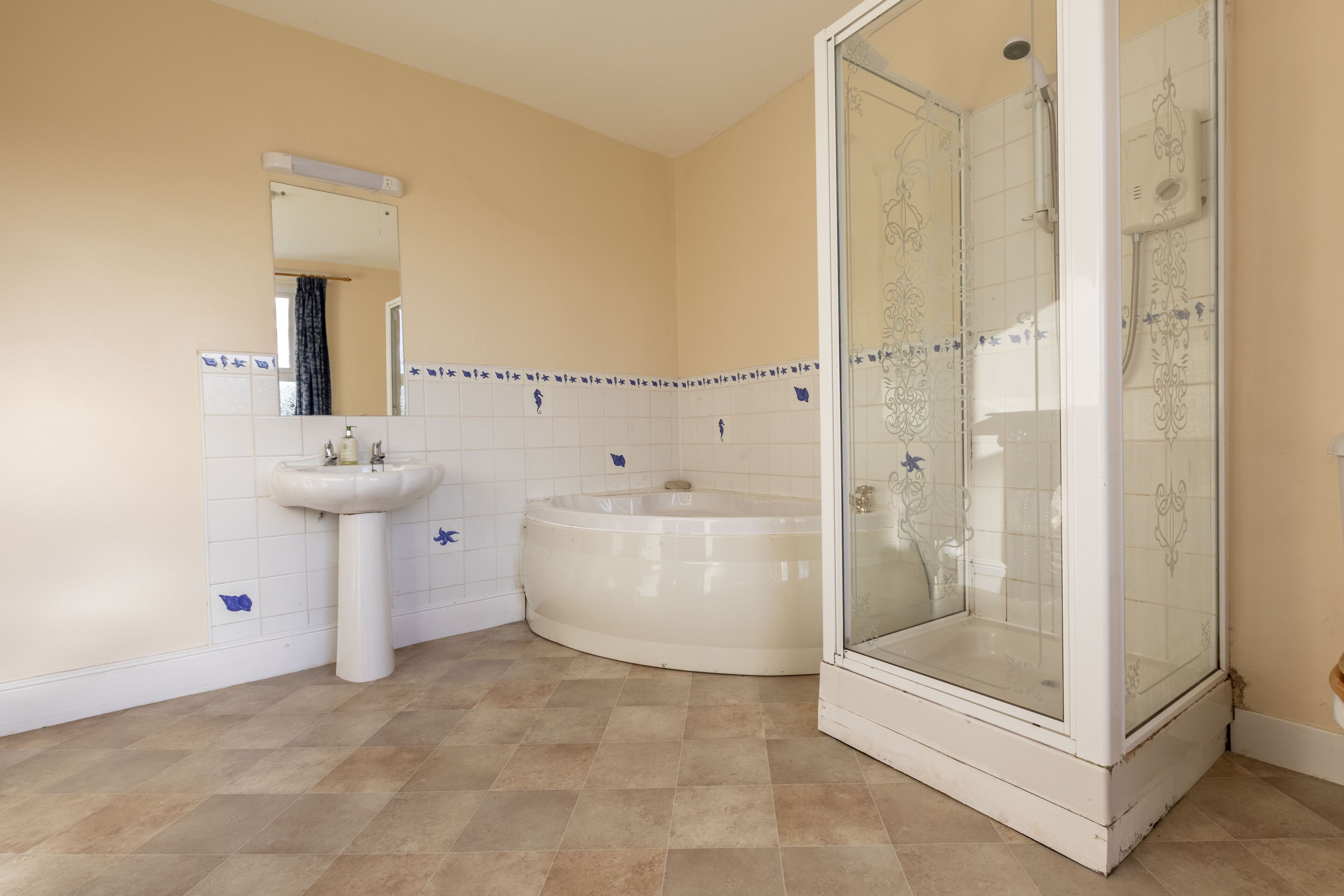 Baignoire, serviettes fournies, savon, papier toilette