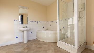 Baignoire, serviettes fournies, savon, papier toilette