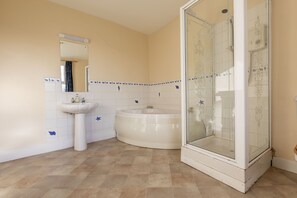 Bathtub, towels, soap, toilet paper - Ennerdale,  ideal for groups & large families, 
In Lake District National Park (Cleator)