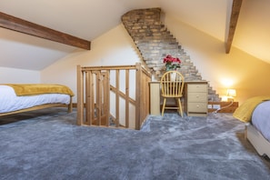 6 bedrooms, travel cot, free WiFi, bed sheets - Ennerdale,  ideal for groups & large families, 
In Lake District National Park (Cleator)