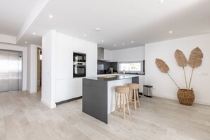 Kjøleskap, mikrobølgeovn, ovn og oppvaskmaskin