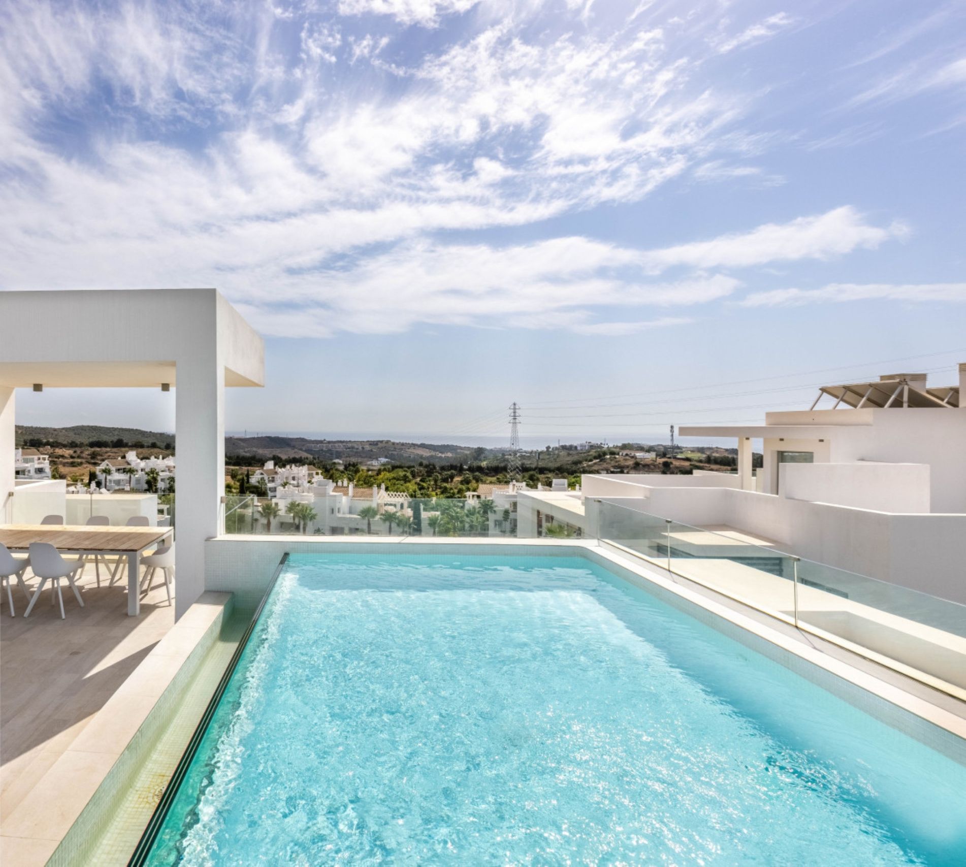 Una piscina en la azotea con vistas despejadas del paisaje urbano.