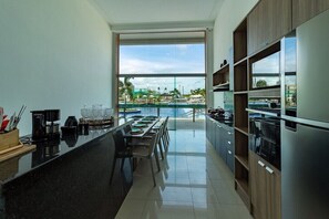 Geladeira, micro-ondas, fogão, cooktop