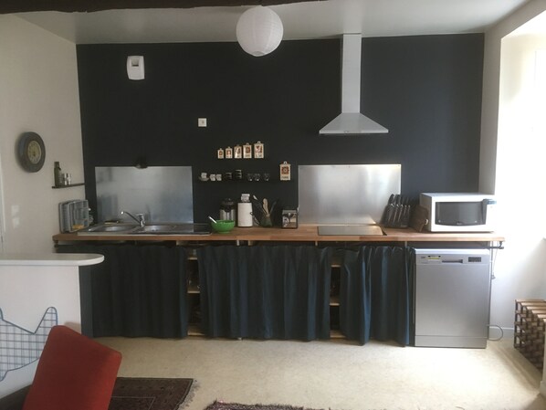 Een koelkast, een microgolfoven, een oven, een kookplaat