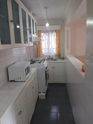 Kühlschrank, Mikrowelle, Ofen, Wasserkocher