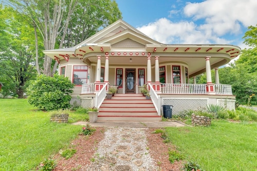 Spacious Victorian Home With Mountain Views And Lots Of Fun Extras!! by RedAwning