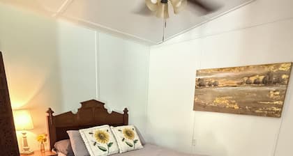 Sunflower Cabin - Peaceful Stay w/ Fire Pits & Kayaks