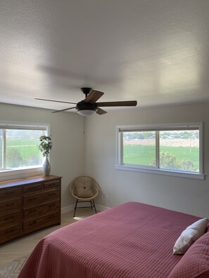 5 habitaciones, escritorio y tabla de planchar con plancha 
