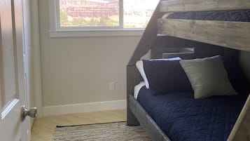 5 bedrooms, desk, iron/ironing board, travel crib
