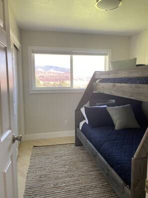 5 bedrooms, desk, iron/ironing board, travel crib
