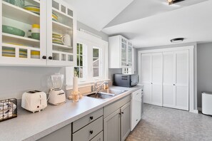 Fridge, microwave, oven, stovetop - Bright 3 bedroom Cape cottage (Truro)