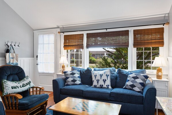 TV - Bright 3 bedroom Cape cottage (Truro)