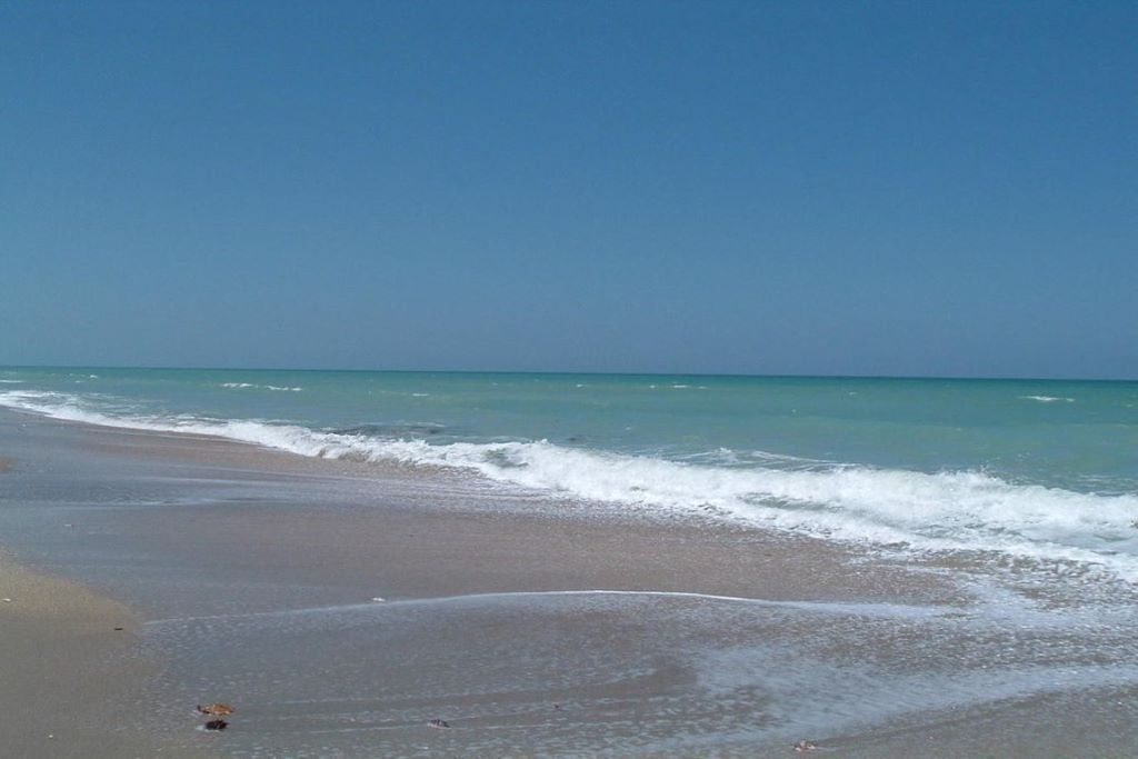 Beach nearby, sun loungers, beach towels