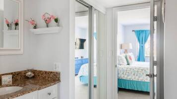 1 bedroom, desk, iron/ironing board, WiFi