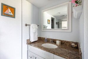 Douche, séchoir à cheveux, serviettes fournies, savon