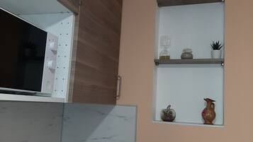 Kühlschrank, Mikrowelle, Herdplatte, Wasserkocher mit Kaffee-/Teezubehör