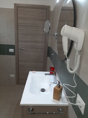 Combinazione doccia/vasca, vasca idromassaggio, asciugacapelli, bidet