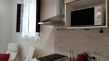 Frigorifero, microonde, piano cottura, macchina per tè/caffè