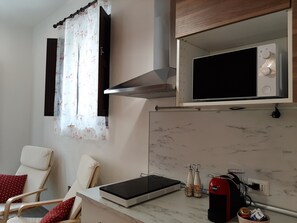 Frigorifero, microonde, piano cottura, macchina per tè/caffè