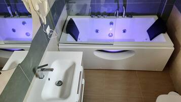 Duschwanne, Whirlpool, Haartrockner, Bidet